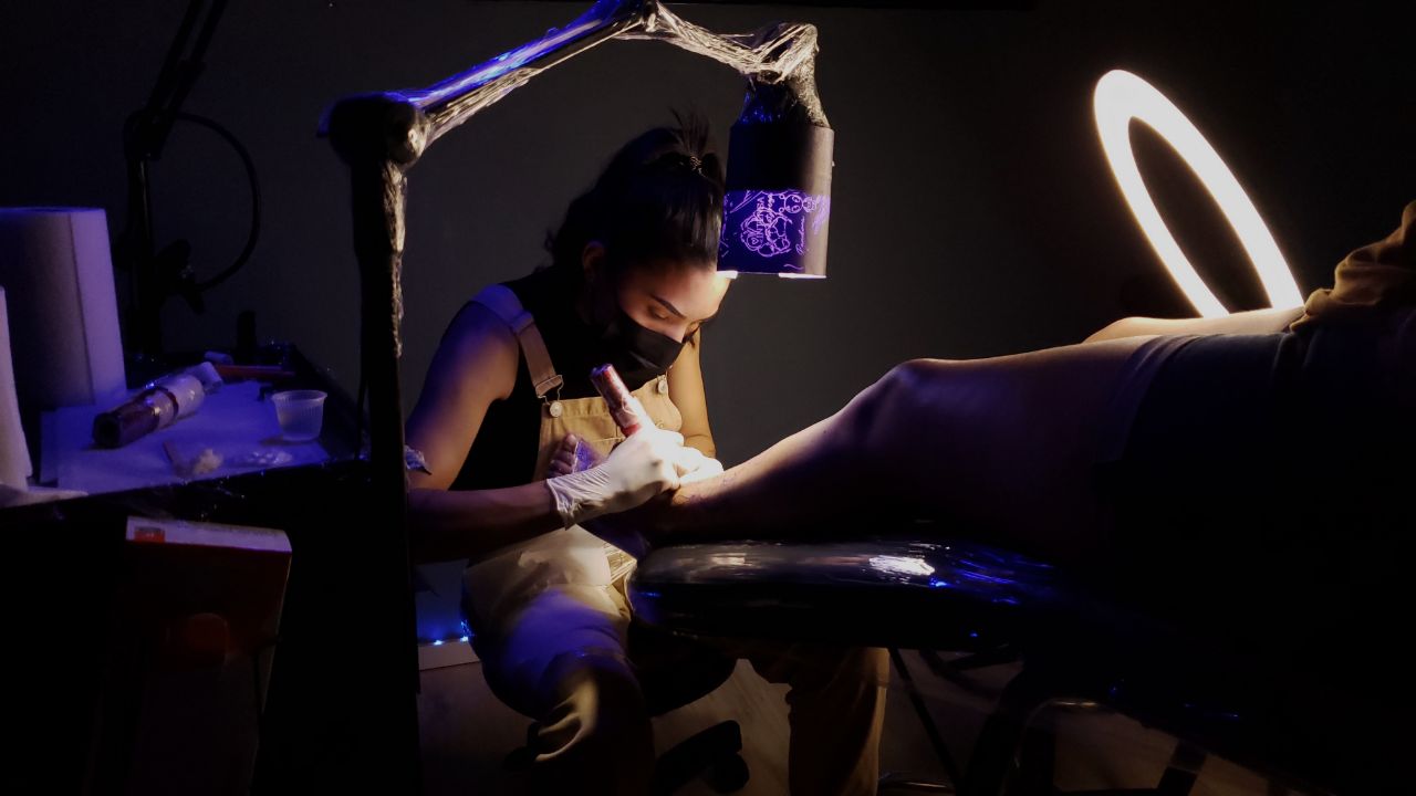Andreza tatuando no estúdio